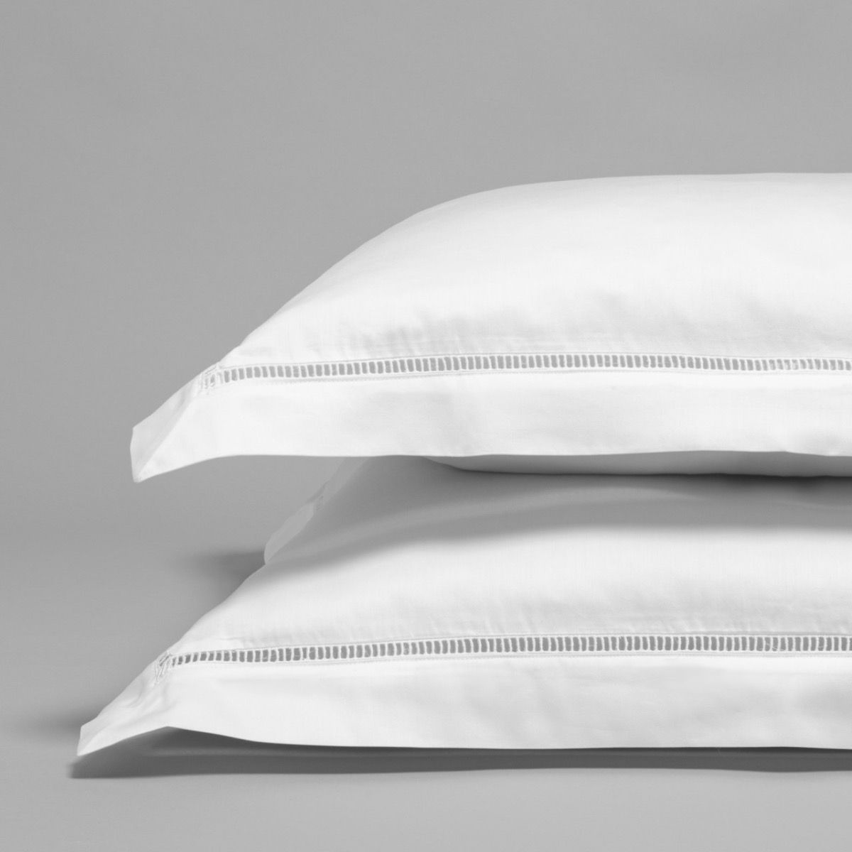 Taie d’oreiller en satin de coton égyptien 240 fils finition jour échelle